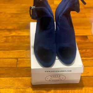 Steve Madden Blue Velvet Zippered Ankle Boot size 8.5